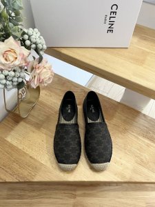celine 赛琳 顶级代购货，最高版本，渔夫鞋 专柜 早春 新款 Celine皮革字母渔夫鞋系列， 爆款单鞋，上脚很美。 购入正品原版Build。 正品级顶级