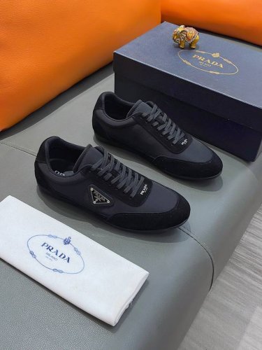 商品名称 prada 普拉达 实价 正规码数: 38-44 休闲鞋 商品材料 精选 牛皮鞋面 柔软羊皮垫脚 原厂特供大底