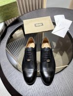 gucc* Jordaan系列鞋履采用加长鞋头和简洁流畅廓形，融入别致品牌元素，生动展现乐福鞋的精致制作工艺 布莱克构造 深棕色绒面材质 马衔扣细节皮革乐福鞋，