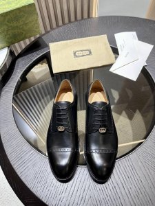 gucc* Jordaan系列鞋履采用加长鞋头和简洁流畅廓形，融入别致品牌元素，生动展现乐福鞋的精致制作工艺 布莱克构造 深棕色绒面材质 马衔扣细节皮革乐福鞋，