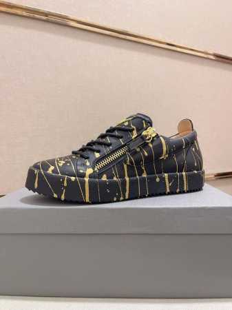 工厂价 Giuseppe Zanotti 朱塞佩 萨诺第，出身于著名的奢侈品王国意大利，品牌创始人是位不折不扣的潮人，牛皮鞋面涂鸦工艺，舒适牛皮内里。其设计的鞋 - 点击图像关闭