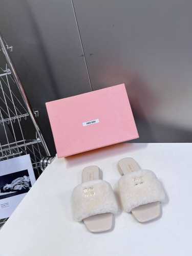 Miumiu缪缪秋冬新款拖鞋系列上新 ★★★★★ 舒适度与时髦度并存的开挂全新系列，设计搭配，简约大方，百搭时尚！ 鞋面：原版定制羊毛 内里: 原版定制羊皮 大