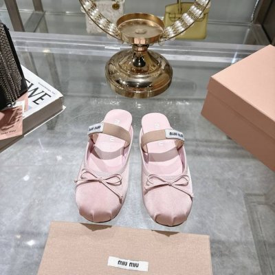 miu Miu 25春夏蝴蝶结包头拖新款上新 个性小圆头非常百搭，时尚潮流 太适合我了，穿着不累脚 绝对入手不亏的一双！ 进口原版羊皮真丝面料，羊皮内里脚垫 真