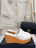 厂价 Chane*｜小香25C新品 粗跟双C菱格厚底拖鞋 夏天一定要入的凉拖系列 可文艺可时髦 穿搭率实在太高了 厚底在拉长腿方面真的Yyds 百搭舒适 上脚秒