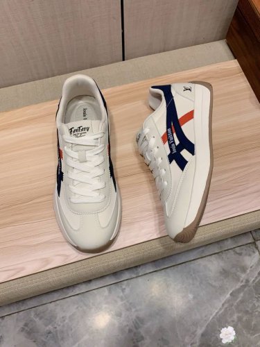 新款: 厂价 Lv* 最新爆款休闲鞋，顶端品牌奢侈～代购，顶级～质量。鞋面選用进口透气材质透气垫脚 精细做工。原版个性时尚柔软橡膠耐磨防滑大底，上脚轻巧舒适，实