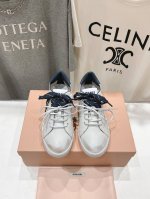 高版本出厂350 Miumiu*繆繆Ss25 New Arrival～Miu家新款系带做旧小白鞋鞋德训鞋休闲鞋 这款擦色做旧小白鞋运动鞋妥妥的美式休闲风格～ 日
