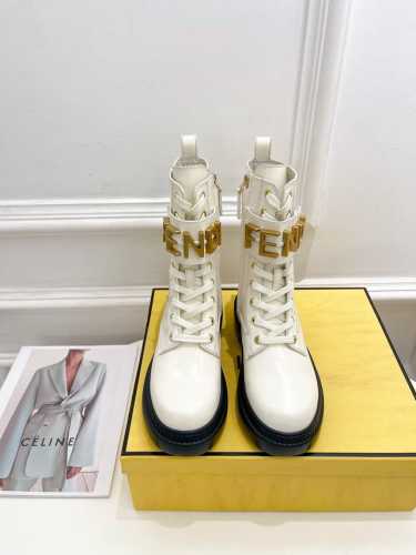 橙子出厂价 FENDI 芬迪 秋冬新款 Graphy系列走鞋款马丁靴 字母系带中筒靴 机车造型时尚前卫，上脚非常舒适。超纤牛皮面料，搭配金色FENDI金属配饰，