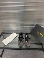 网纱款！！！ Alaia 走秀款平底芭蕾舞平底单鞋！ 甜酷芭蕾风，人气超高的一款芭蕾舞鞋，浪漫又迷人舒适百搭。 原版订制牛皮施华钻 面料， 羊皮内里，私模橡胶防