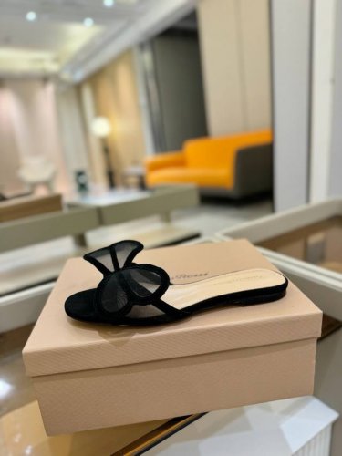 价格p： {拖鞋系} Gianvito Rossi 2025 这款平跟拖鞋 极简主义的 Elle、Gianvito Rossi 秉承了其传统意大利工艺，专注精巧