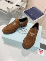 顶级版本Prada2054最新款普拉达新款一脚蹬乐福鞋！真的是经典啊！ 顶奢潮流风范，演绎都市精英 设计彰显功能性与科技感 新颖压花橡胶三角形徽标展现品牌标志性