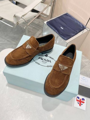 顶级版本Prada2054最新款普拉达新款一脚蹬乐福鞋！真的是经典啊！ 顶奢潮流风范，演绎都市精英 设计彰显功能性与科技感 新颖压花橡胶三角形徽标展现品牌标志性