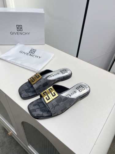 高版本GIVENCHY 纪梵希露趾平底拖鞋出货了，带有品牌标志的金属饰扣与金属质感的银色皮垫搭配，高端大气上档次。鞋面头层牛皮，内里羊皮，35-40码。41-4
