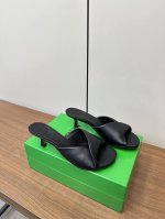 botteg* Veneta Ssbv新款网红款拖鞋 bv今年的单品都超级的火 每一款产品都备受瞩目 时尚达人的最爱 这款拖鞋也不例外 上脚真的超百搭 居家外出