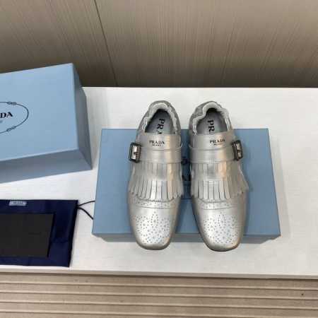 出厂价 顶级品质 Prada 普拉达 25Ss春夏走秀新款流苏复古乐福鞋单鞋 这款鞋履着意呈现经典与复古格调，兼具阳刚气质与柔美风情，形成二元对比，彰显Prad - 点击图像关闭