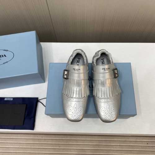 出厂价 顶级品质 Prada 普拉达 25Ss春夏走秀新款流苏复古乐福鞋单鞋 这款鞋履着意呈现经典与复古格调，兼具阳刚气质与柔美风情，形成二元对比，彰显Prad