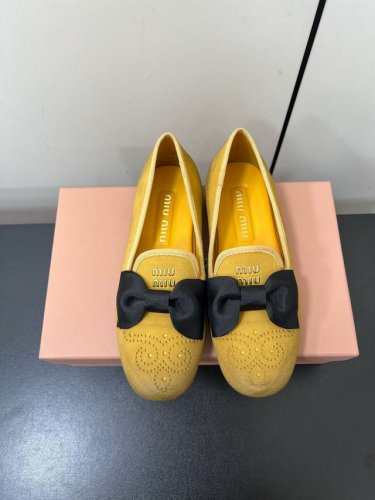 Miumiu春夏新品蝴蝶结配饰雕花冲孔平底乐福鞋单鞋拖鞋系列 即优雅又可爱 带弧形的小圆头 完美演绎赫本风 上脚可爱又减龄 配上袜子又满满学院风 鞋面采用进口混