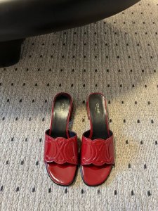 顶级品质 Celin* 赛琳早春春夏新品凯旋门罗马粗跟拖鞋 非常高级的一款凯旋门设计极具品牌辨识度，超级好看百搭，好少女 鞋面：进口漆皮 内里：进口山羊皮 大底