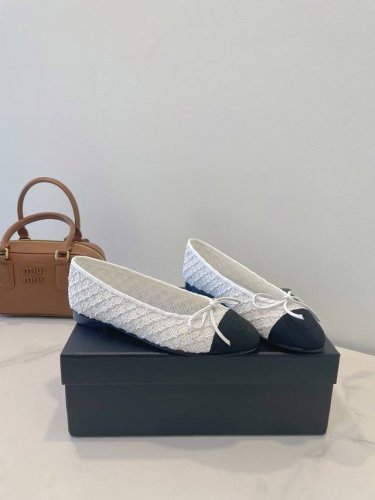 Chanel 香奈儿 25C 夏日镂空鞋，特制手工艺术品太美啦 中国结经典元系，整体造型松弛又时髦，轻松拿捏街头时尚感。 鞋面：罗纹织带+手工艺编织 内里：透明