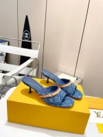 橙子出厂价p louis Vuitton 路易威登 春夏新款 Lv牛仔布高跟拖 露趾细跟凉拖 这款Archlight露趾低跟鞋 灵感源自殿堂级Lv Archli