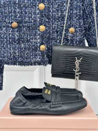 厂价平底 高跟 MiuMiu丨缪缪24s新品乐福鞋 第一眼看到这个鞋子就有种软绵绵的感觉，简单而带点复古气息随意搭配都好看！以极简风格为主，简单的logo点缀， - 点击图像关闭