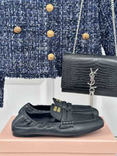 厂价平底 高跟 MiuMiu丨缪缪24s新品乐福鞋 第一眼看到这个鞋子就有种软绵绵的感觉，简单而带点复古气息随意搭配都好看！以极简风格为主，简单的logo点缀，