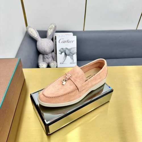 LP诺悠翩雅 Loro Piana 拖鞋 LP Summer Charms Slipper 拖鞋，这款绒面羊皮革拖鞋配有Loro Piana My Charms