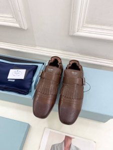 PRADA 普拉达 25 2025春夏新品 专柜走秀款复古流苏半拖鞋乐福鞋系列鞋面：原版高定制牛皮 内里：进口混种羊皮里大底：原版开模防滑大底跟高：平底 鞋码: