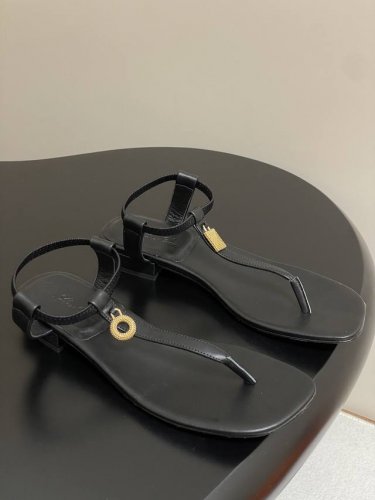 loro piana 诺悠翩雅 Lp 25S春夏新款五金吊坠夹脚平底凉拖鞋极简风复古凉鞋 mindil Infra凉鞋由天鹅绒般柔软的Velukid羊皮革制成