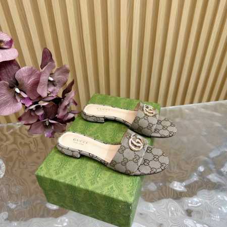 2025早春GUCCI 双G钻扣平底拖鞋 作为Gucci设计传承的杰出代表，Jordaan系列饰马衔扣乐福鞋生动彰显经典优雅格调。这款鞋履采用品牌标志性字母图案 - 点击图像关闭