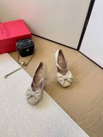 所见即所得莞货供应原单代购品质VALENTINO华伦天奴经典2025春夏VLOGO SIGNATURE蝴蝶结圆头单鞋鞋型线条流畅.版型超赞上脚舒适.增高.显瘦.