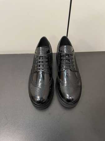 prada 普拉达 Ss24 New Arrival p家24春夏 厚底布洛克雕花德比鞋新品 开边珠小牛皮材质 真皮沿条装饰 精致手工雕花 学院风 胶感轻盈 增 - 点击图像关闭