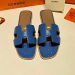 顶级品质 上新hermes 平底 鸵鸟纹 超级有档次的一款贵妇h拖鞋，绝对人手一对。 100%购入正品1：1定制，楦型、原模具、皮料，都专为这款而定制的。 Ps