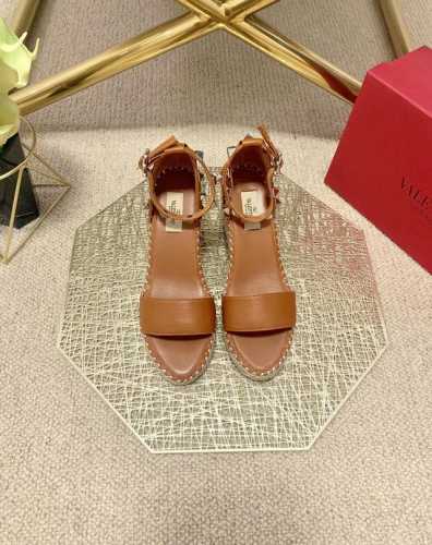 valentino Garavani 荔枝牛皮系带坡跟凉鞋 金属效果工艺处理铆钉装饰 麻绳包裹坡跟 可调节小牛皮系带 坡跟防水台 意大利制造 -35-41