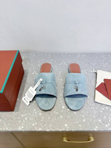现货 Loro piana 25Ss春夏新款 英伦 凉鞋 原来这就是传说走两万步都不会累脚的夹脚凉鞋把颜值和脚感都拿捏住了 上脚一走就会被彻底沦陷 极简的设计吸
