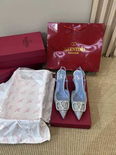 橙子出厂价 Valentino 华伦天奴春夏新款 经典水钻V扣尖头高跟凉鞋 细跟单鞋 高跟鞋 点钻款# 跟高：4.5Cm、7.5Cm 码数：34-40
