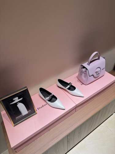 hermes 爱马仕春夏最新kelly扣尖头平底鞋hermes 爱马仕春夏最新kelly扣尖头平底 单鞋 搭配极具辨识度的马家五金扣 上脚超级百搭好看时髦 超多