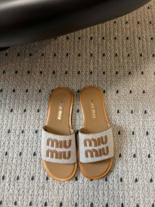 出厂：120 Miu Miu 平底编织字母平底拖 妥妥的度假风来袭 Zp开发 原版拆卸 对版缪缪字母秒杀市面版本 Miu真的太少女啦！超级软糯 喜欢可以冲了！