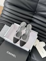 Chanel 经典Slingback后空凉鞋 前几年一直在做这个款 今年我们还是重新购版，再次精细Copy。 发现新版面的鞋面线条和形体舒适度都做了微调！ 这个