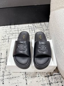celine赛琳 25 最新 厚底 面包 拖鞋 继Celine熊猫鞋火爆推出新的配色版型，整体设计简约和经典配色，可以闭眼入！率性呈现个性穿搭，诠释街头步调 C
