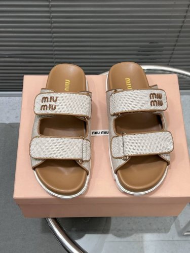 miumiu新款魔术贴厚底平底拖鞋 凉鞋 巴黎时装周最新走秀款，复古高级，舒适度与时髦度并存的开挂全新系列，设计搭配不同风格需求 鞋面：原版定制布面 内里: 原