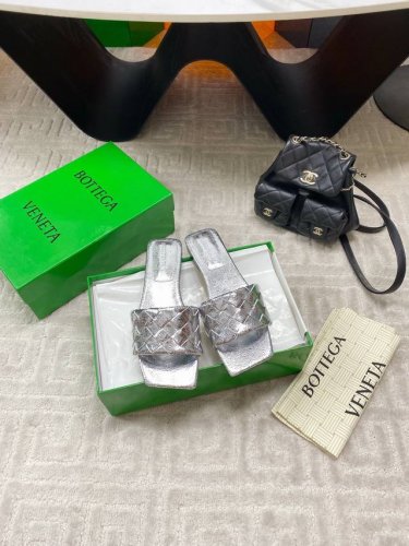 出厂 Bv parco 女士穆勒拖鞋 系列 15 毫米级 编织单鞋 真皮手工编织 简约一块皮15毫米抽条 手工编织而成 高档舒适 面料选用优质小牛皮 垫脚羊皮内