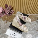 工厂p价 女装女鞋 运动原单普拉达 prada 年早春 这款三色拼色海军条纹 坡跟防水台高跟鞋 编织圆头坡跟系带坡跟渔夫鞋 用经柔软的3S拼色海军条纹面料 材质