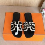新配色 』原版工艺出厂价p Hermes 爱马仕H拖鞋Oran凉鞋系列 时尚又百搭 超级舒服 每个细节都做到极致 原版丝绒面料 原版1:1独家私模鞋面 原版真皮