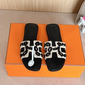新配色 』原版工艺出厂价p Hermes 爱马仕H拖鞋Oran凉鞋系列 时尚又百搭 超级舒服 每个细节都做到极致 原版丝绒面料 原版1:1独家私模鞋面 原版真皮