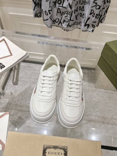 出厂 Gucc 古驰 Ss新款 系列运动鞋厚底小白鞋休闲板鞋 Gg情侣款小白鞋专柜同步款，走秀款明星、网红、直播等必定种草打Call 款式设计轻奢复古，厚底增高