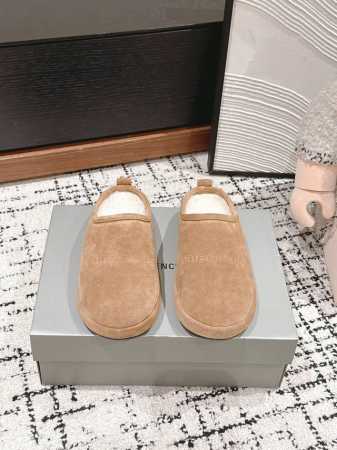 顶级品质 balenciaga ss24 new arrival～ BALENCIAGA秋冬新款毛毛拖鞋 室内户外都适宜，舒适温暖又时髦～ 妥妥的保暖神器一枚， - 点击图像关闭