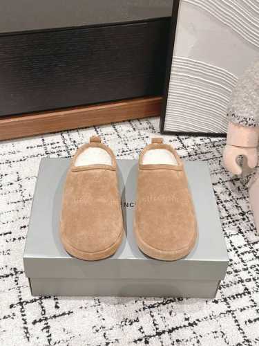 顶级品质 balenciaga ss24 new arrival～ BALENCIAGA秋冬新款毛毛拖鞋 室内户外都适宜，舒适温暖又时髦～ 妥妥的保暖神器一枚，