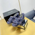 chanel 香奈儿 白色刺绣条纹Logo一字平底拖鞋秋冬新款沙滩拖鞋 让我重新爱了它一次！这季节美鞋太多这款毛拖真的是让我无法自拔真太可爱了～ 面料：欧洲进口