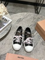 皮面 Miu Miu 缪缪 25Ss春夏新款 复古 真皮 帆布休闲鞋 本季Miu Miu延续了该风格推出了专属款，整体鞋型线条简约＋轻薄鞋底设计，配色大胆时尚~