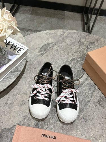 皮面 Miu Miu 缪缪 25Ss春夏新款 复古 真皮 帆布休闲鞋 本季Miu Miu延续了该风格推出了专属款，整体鞋型线条简约＋轻薄鞋底设计，配色大胆时尚~